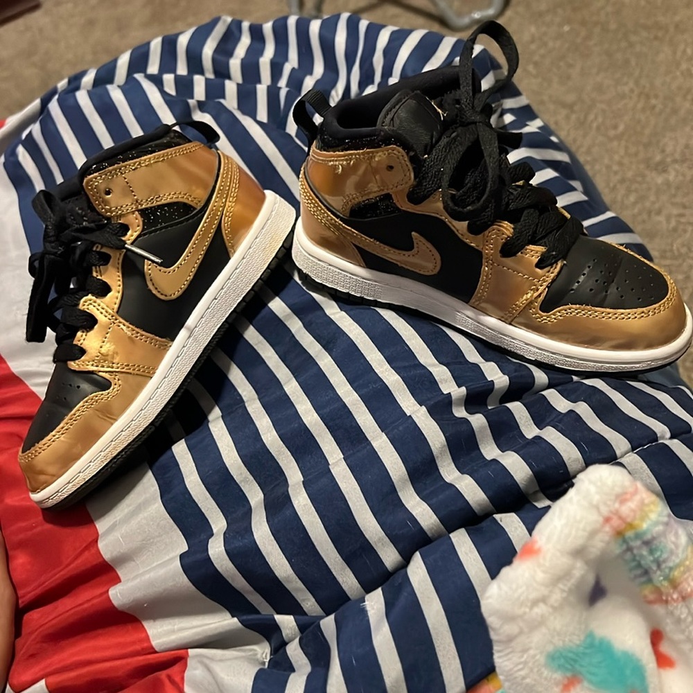 Boys size 12c Jordan 1’s